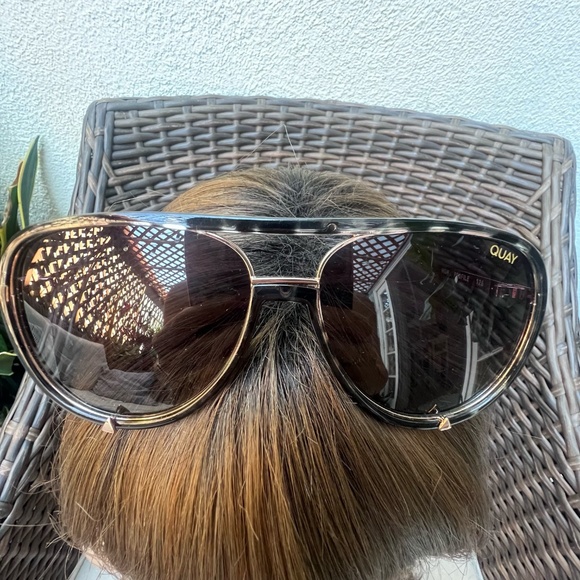 QuayAustralia High Profile Sunglasses - Picture 4 of 11